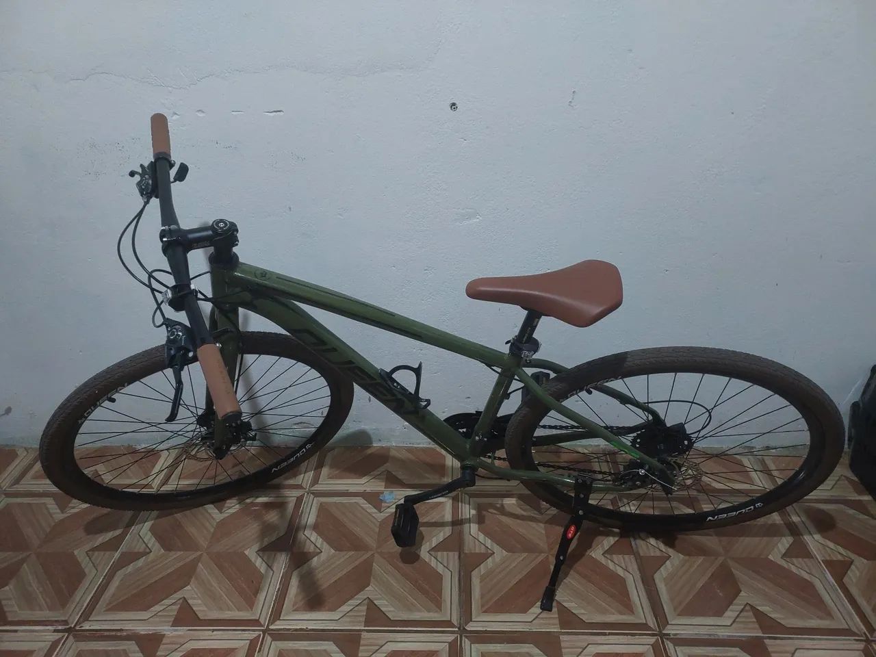 Bicicleta + capacete com pouco tempo de uso