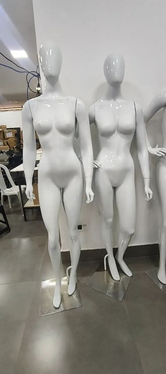 4 MANEQUINS DE FIBRA FEMININO  - Foto 4