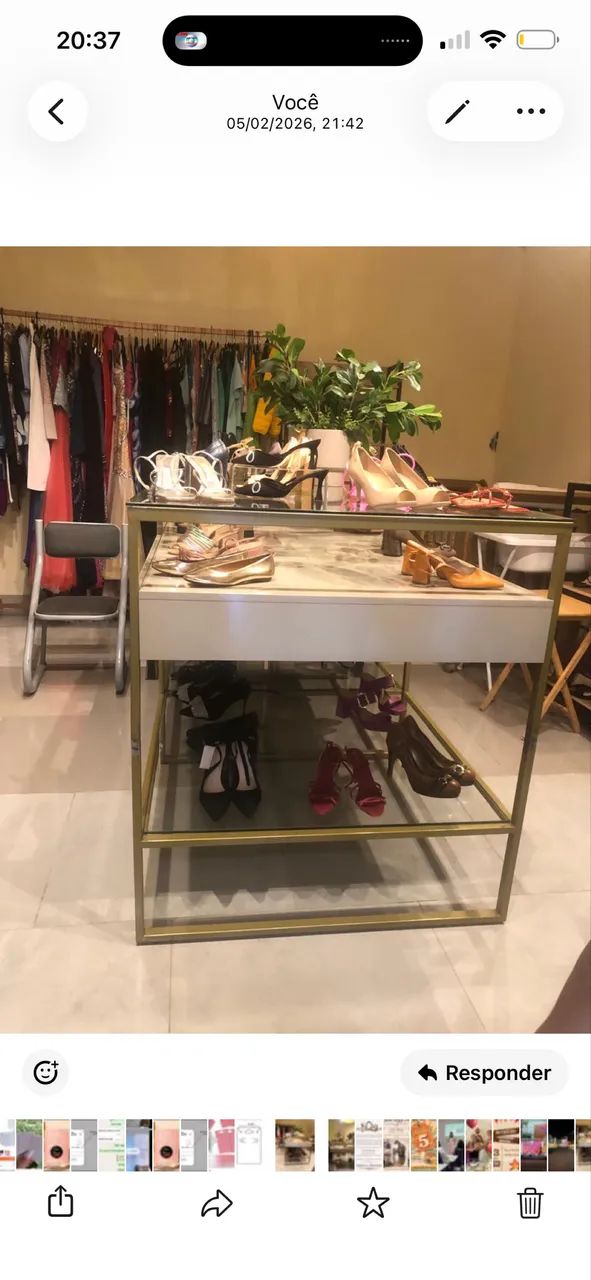 Mesa vitrine vidro e gavetões 