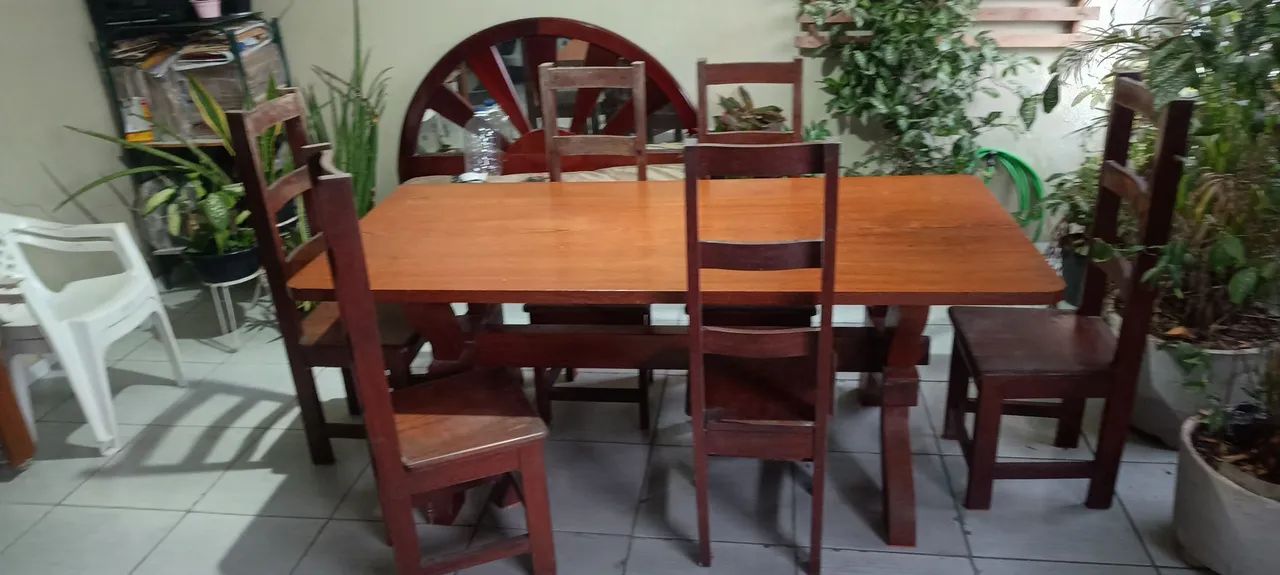 Mesa de madeira com 6 cadeiras  - Foto 4