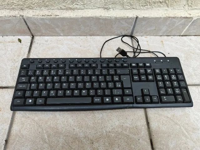 Teclado USB com Fio e Teclado Numérico ao Lado e Atalhos na Parte de Cima