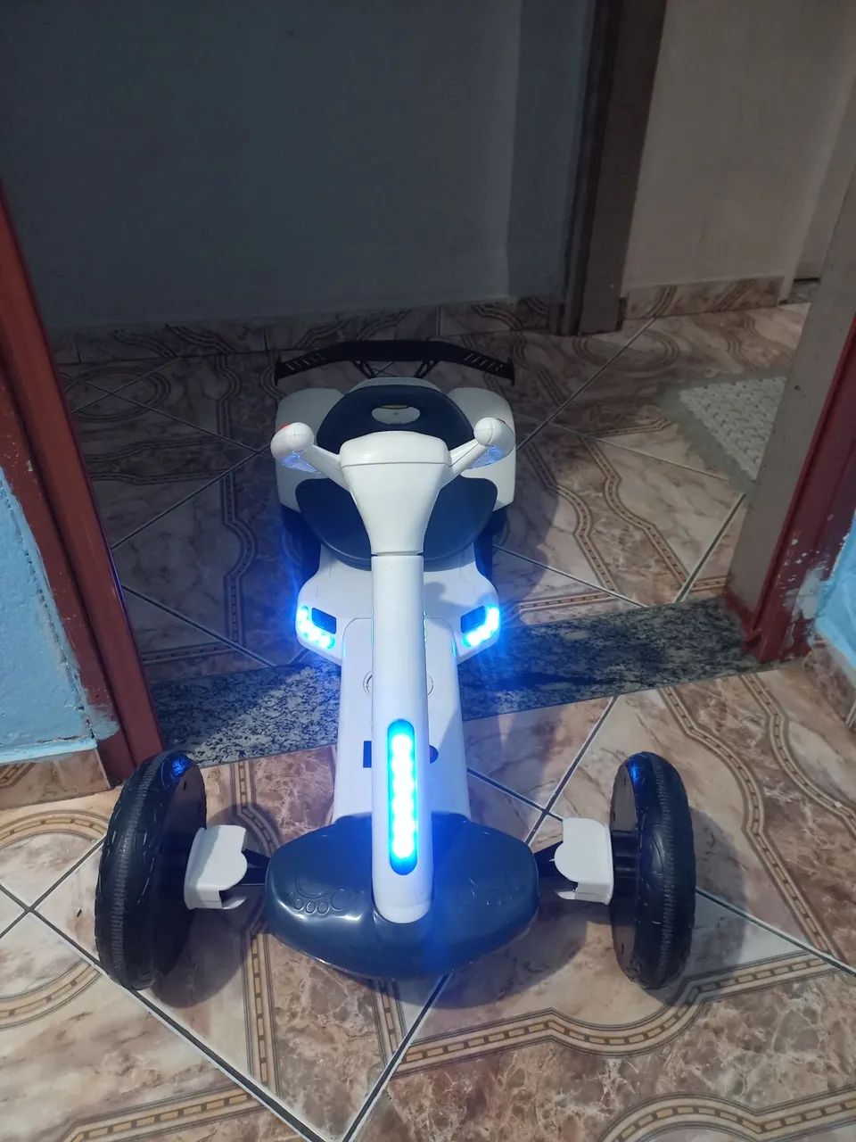 Carrinho infantil elétrico 
