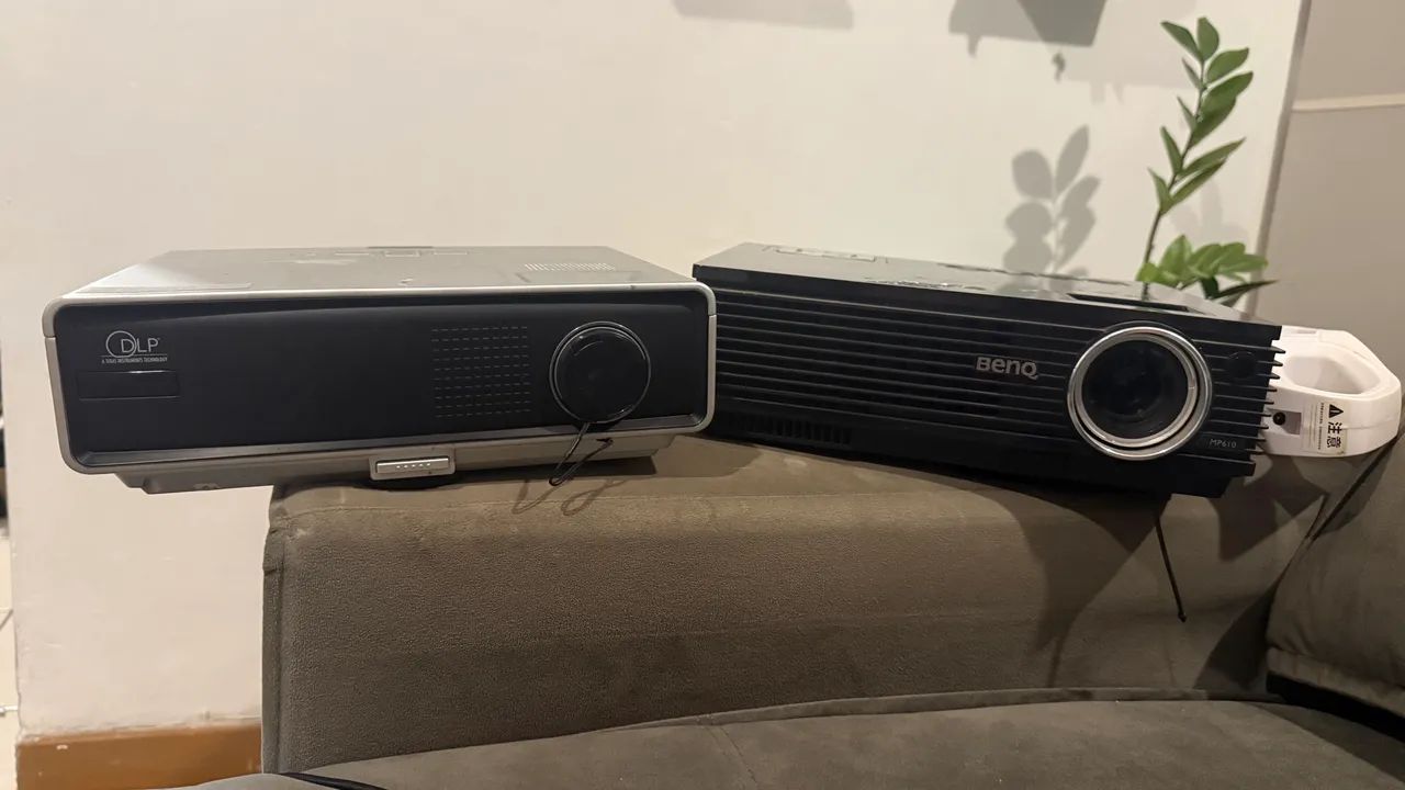 2x projetores | LG e Benq