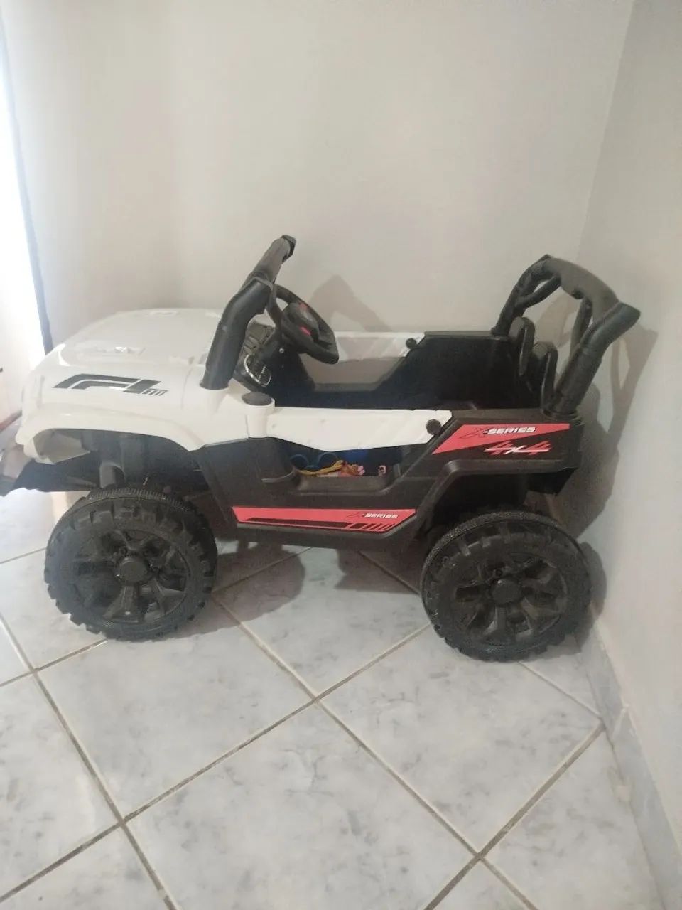 Jipe elétrico infantil