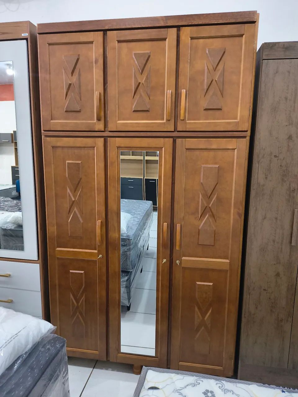 Guarda roupa casal e solteiro de madeira 3, 4 e 5 portas - Foto 2