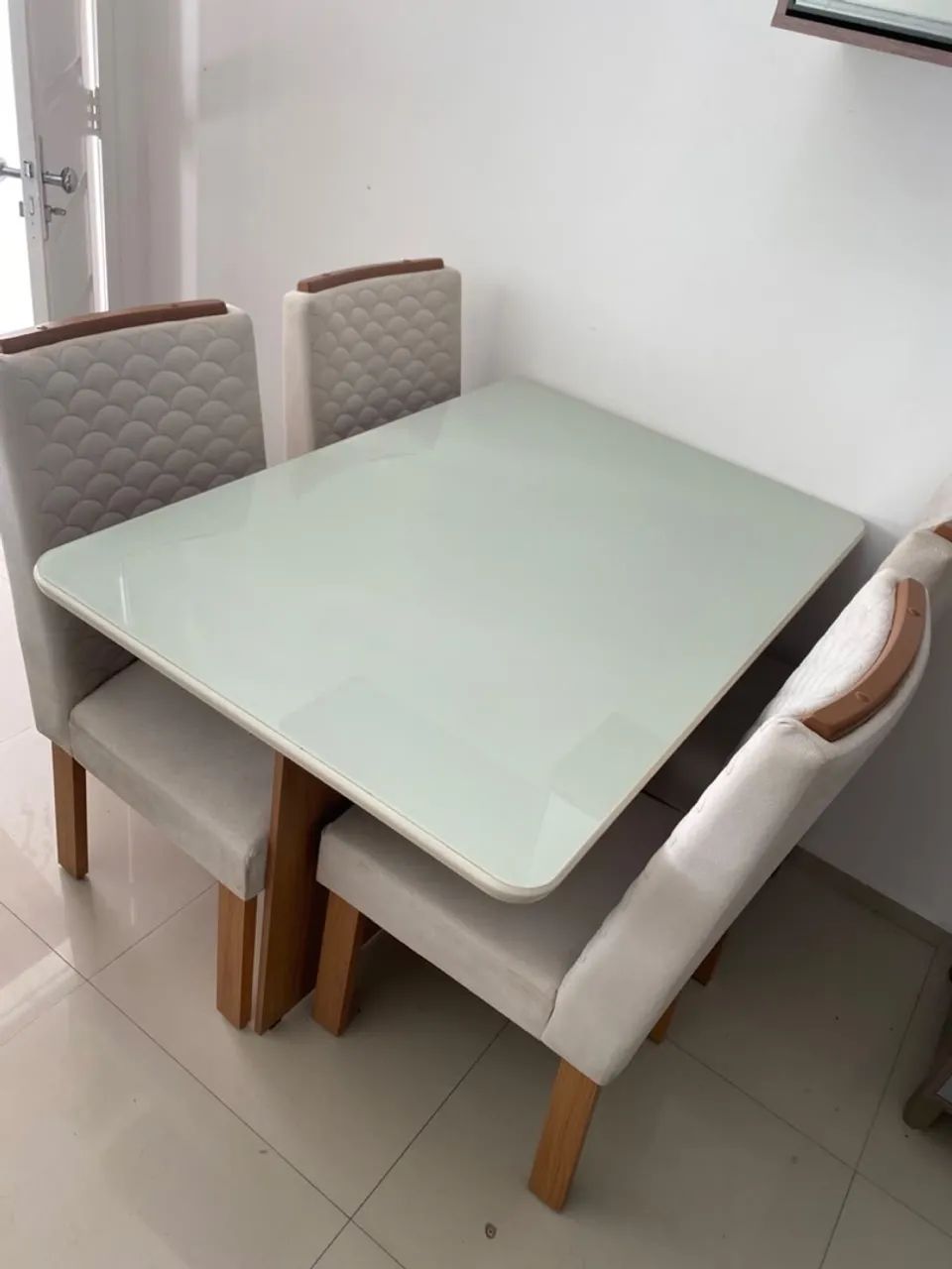 MESA DE JATAR COM 4 CADEIRAS 