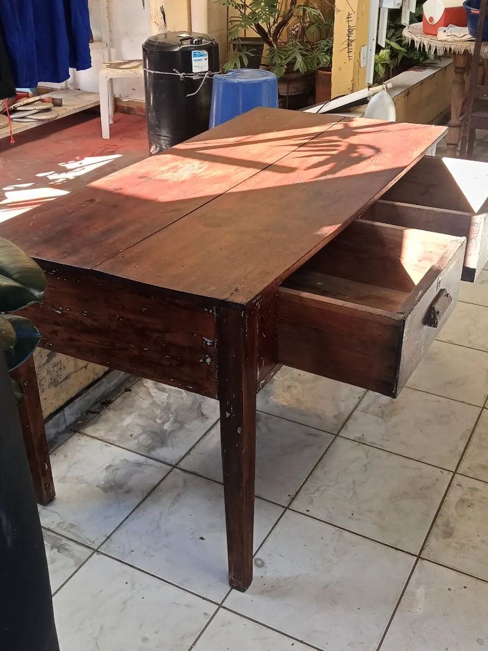 Mesa antiga,não sei que madeira é,Leia: - Foto 4