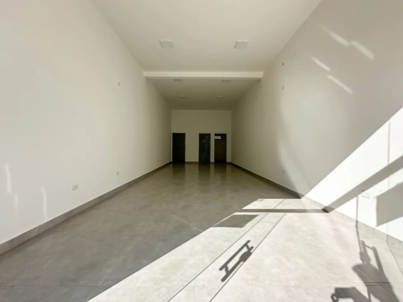 Sala comercial para locação no Parque das Laranjeiras em Maringá - moderna, térrea e com e - Foto 2