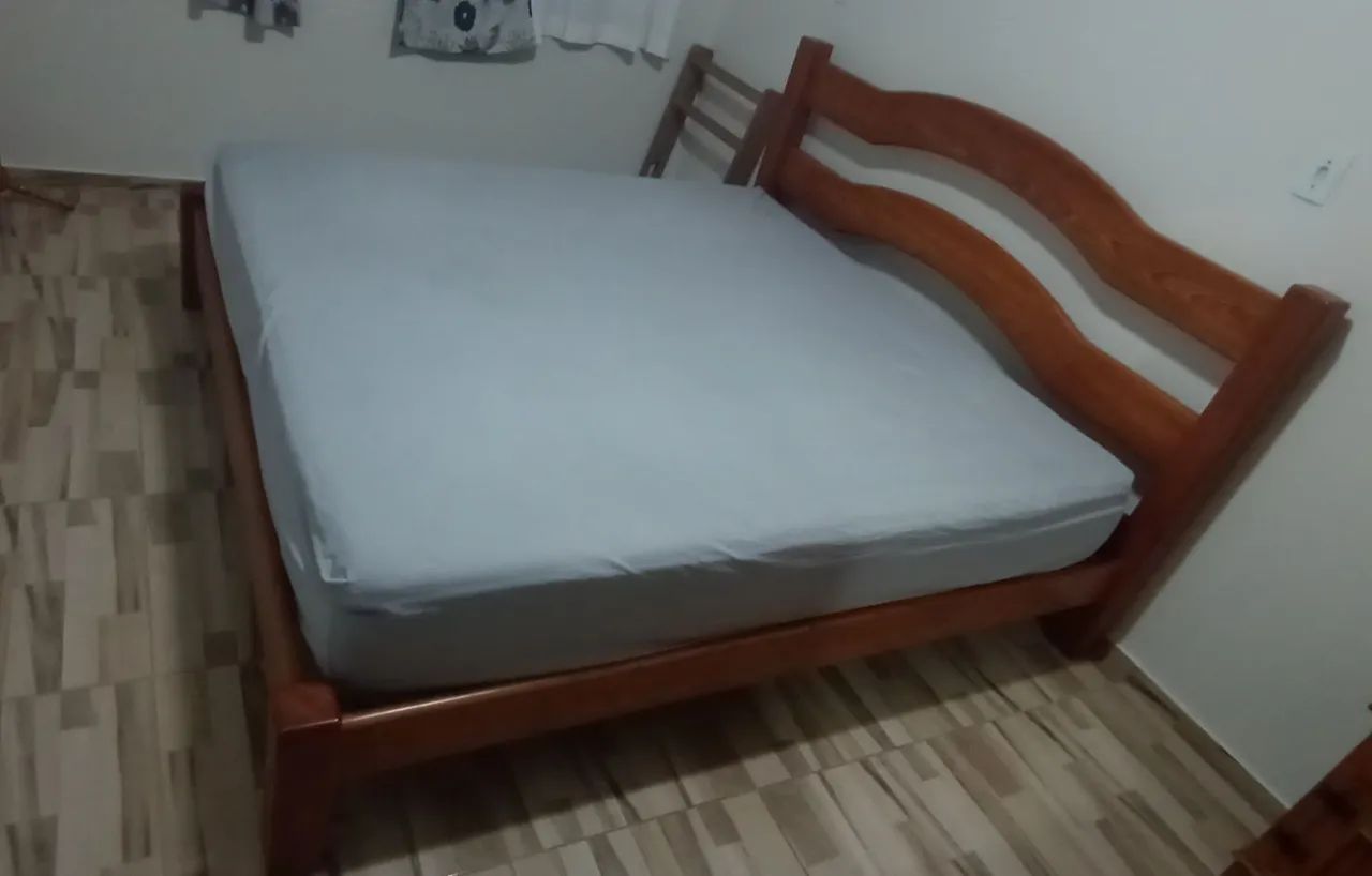 CAMA DE CASAL EM MADEIRA MACIÇA - LINDA E ROBUSTA