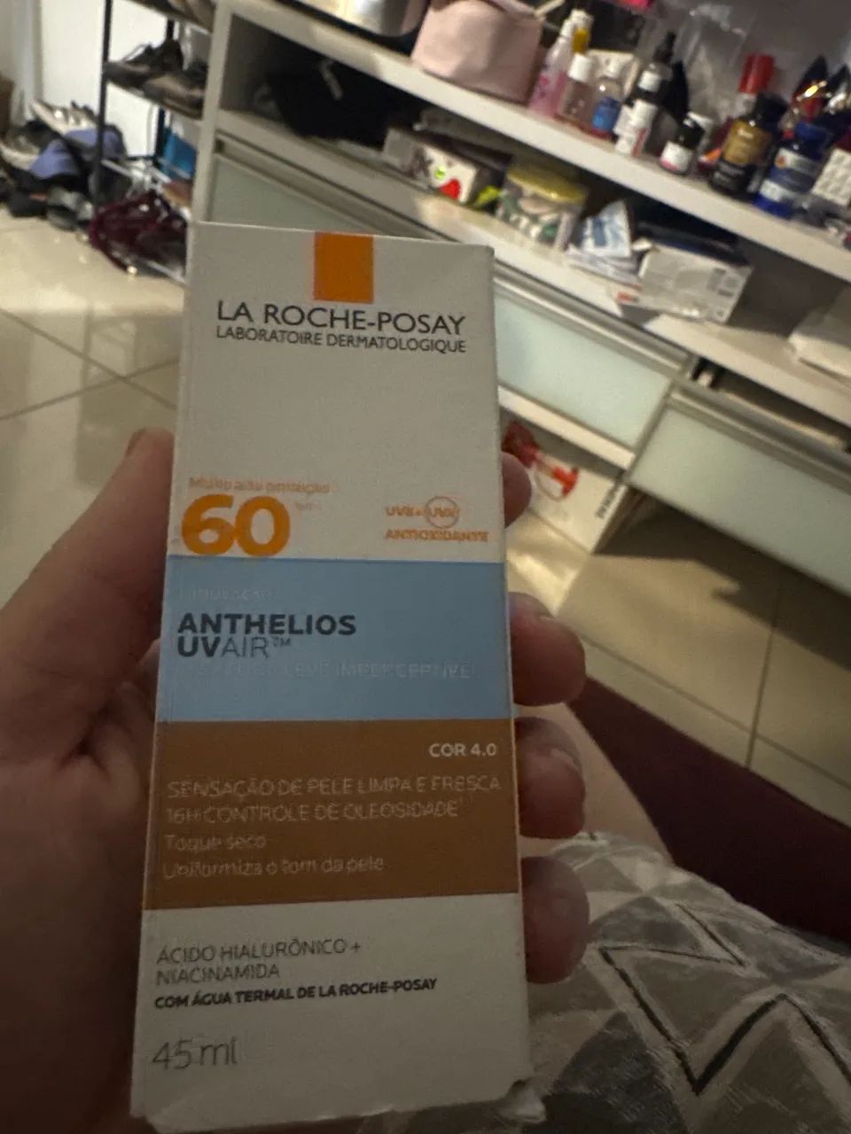 Protetor com cor lá roche uv air