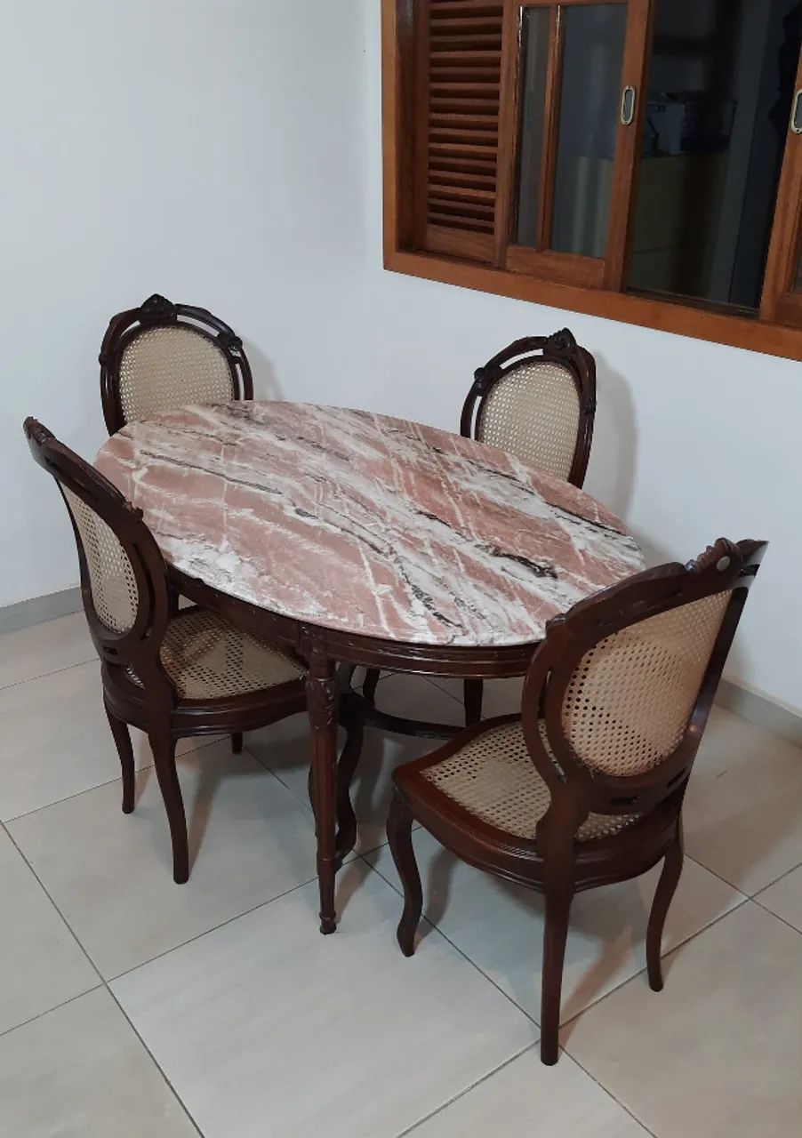 mesa de jantar Oval com tampo de pedra
