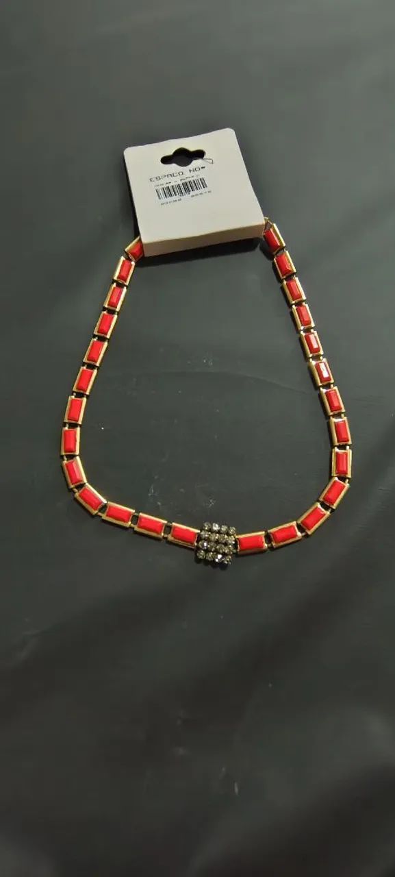 Colar vermelho dourado elegante (bijuteria)