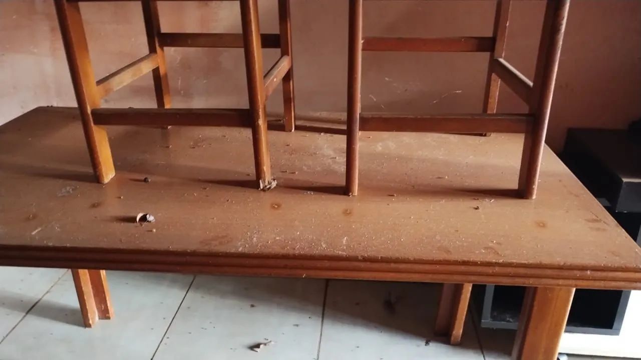 Mesa de madeira com 6 cadeiras estofadas