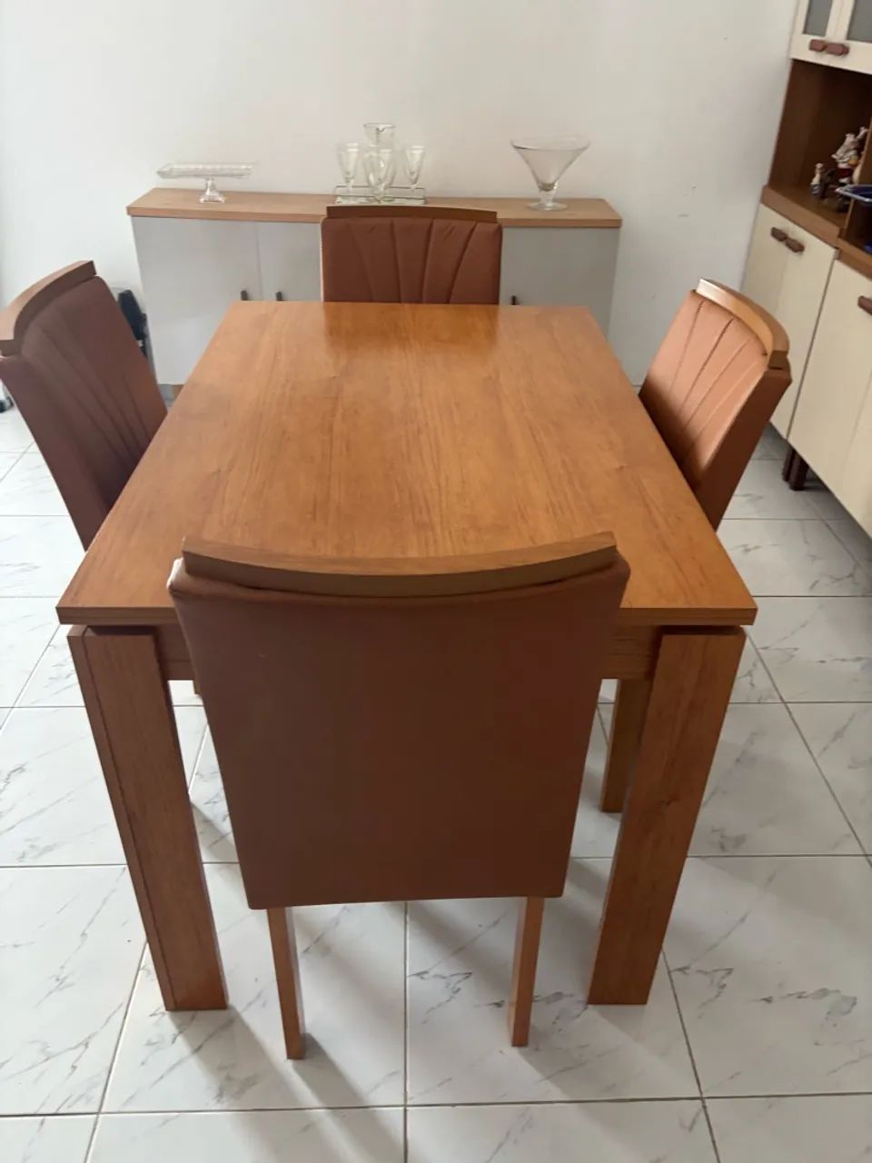 VENDO MESA + 4 CADEIRAS SEMI NOVA