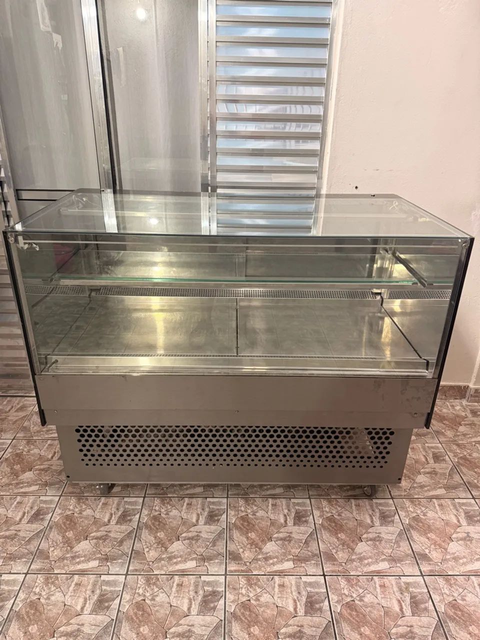 1 Vitrine Expositora refrigerada semi nova funcionando perfeitamente  - Foto 2
