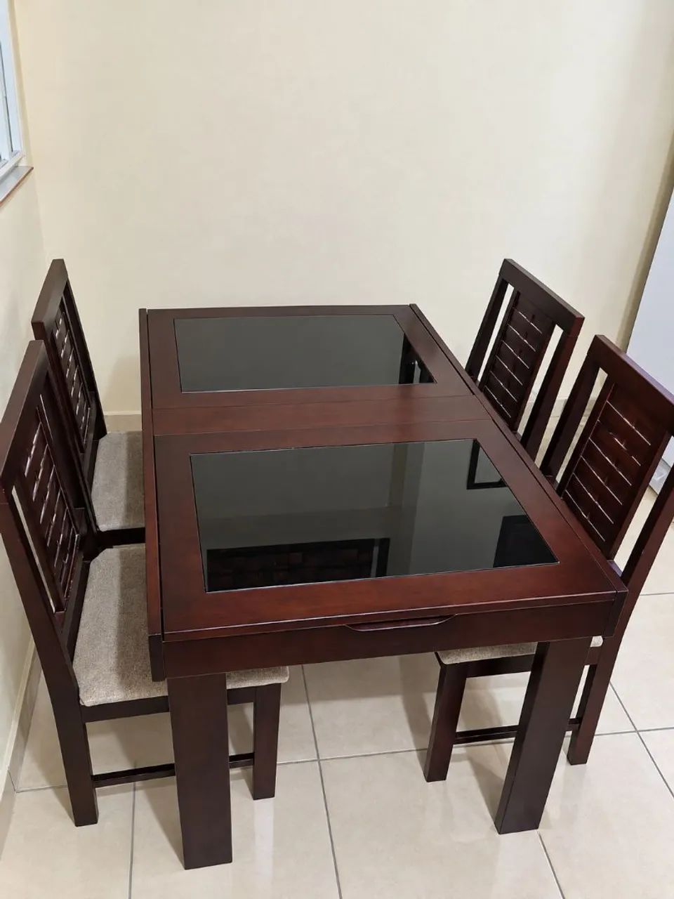 Mesa de jantar com 4 cadeiras