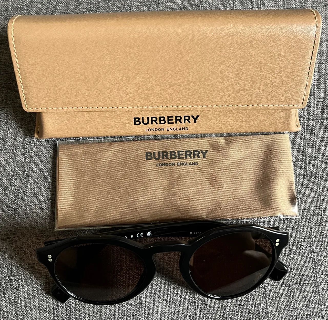 Óculos de Sol Burberry Square Pretos (0BE4280 3001/73-50)