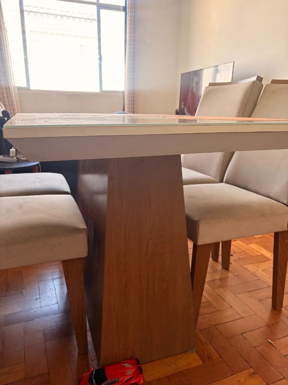 Mesa de jantar com tampo de vidro e 4 cadeiras 