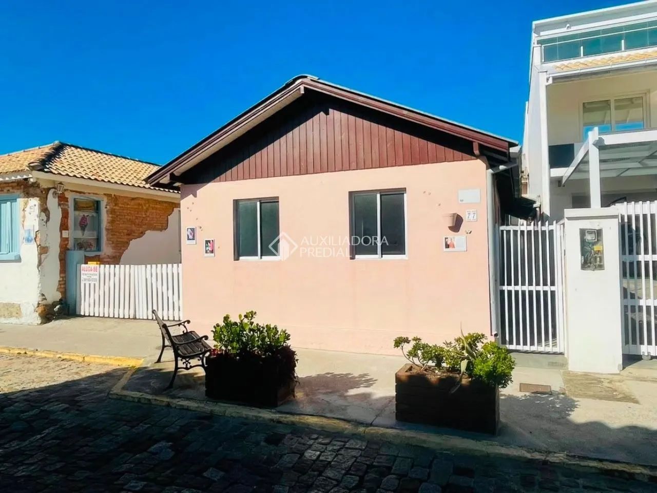 Casa localizada no coração do Centro Histórico de Garopaba - Foto 2