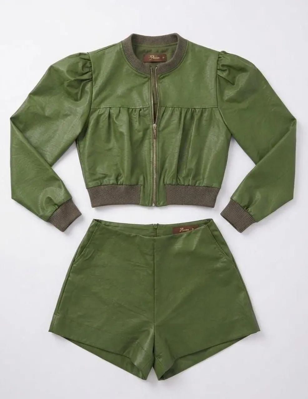 Conjunto verde, jaqueta e shorts. 