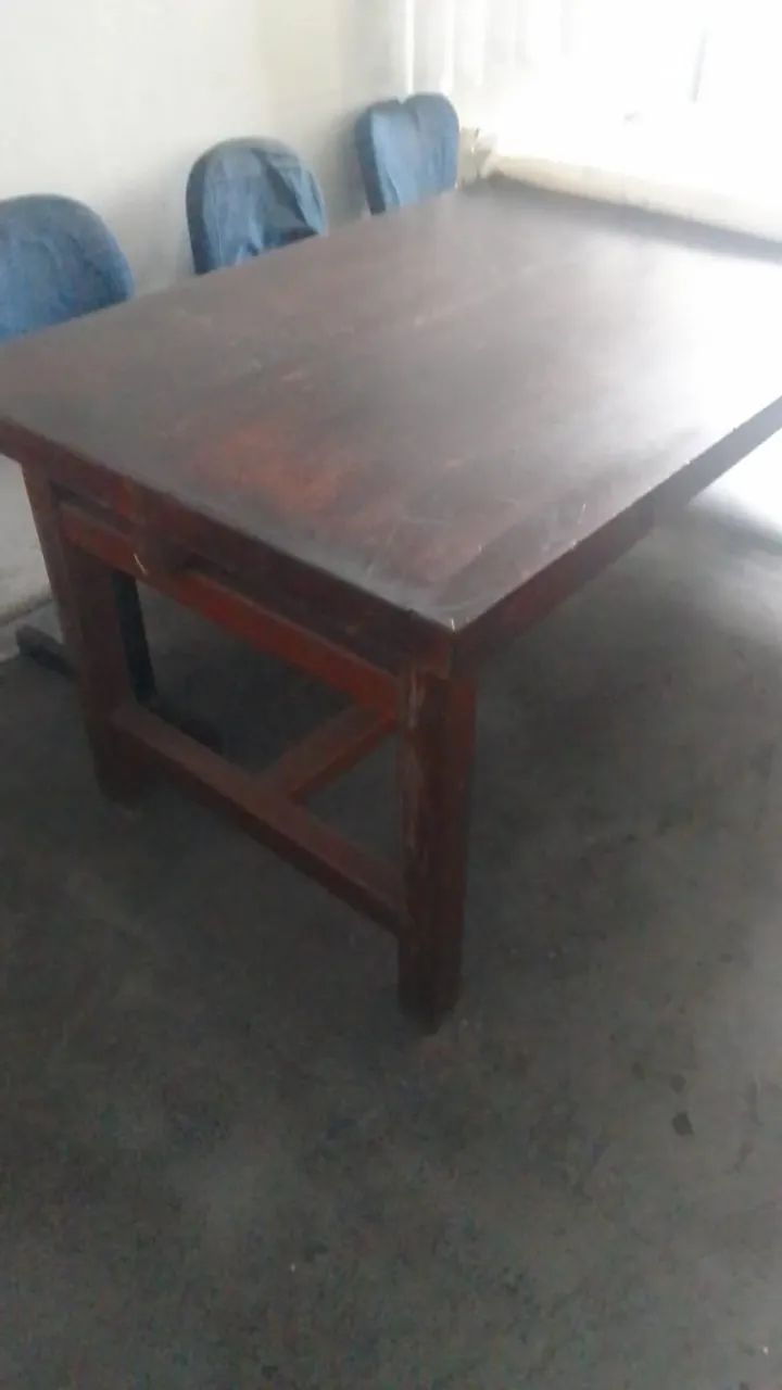 Mesa de madeira reforçada