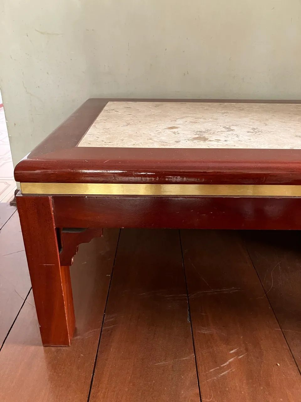 Mesa de centro em madeira maciça com tampo de pedra - Foto 2