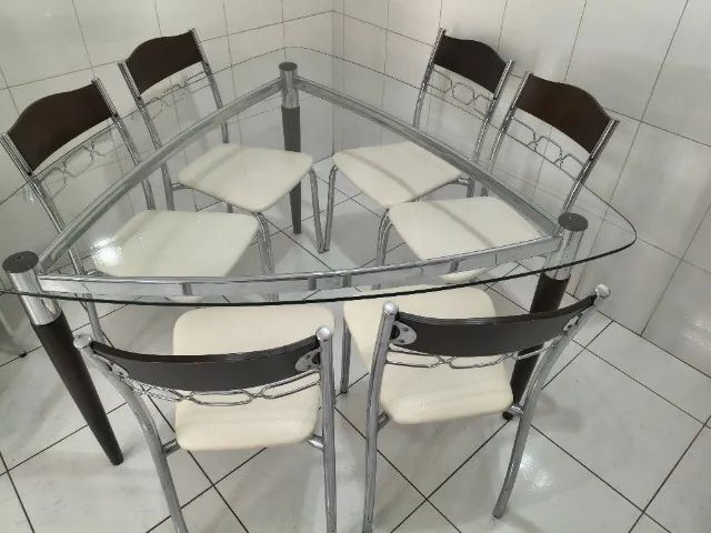 Mesa de jantar com tampo de vidro
