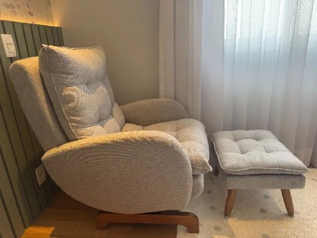 Poltrona de balanço com Puff em linho cinza - Foto 3