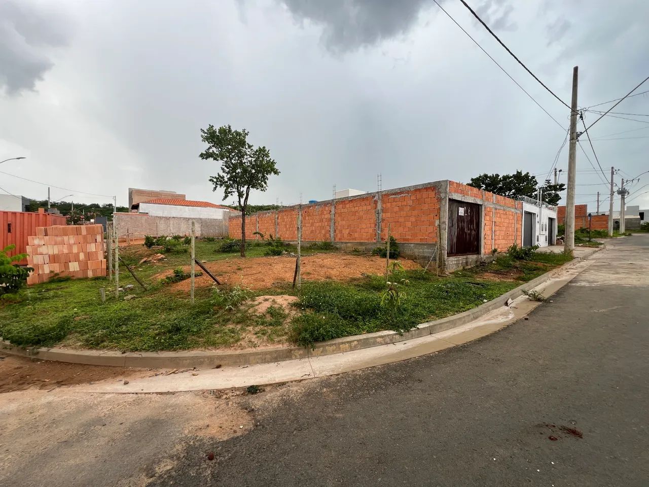 Lote murado com portão 195m - Foto 2
