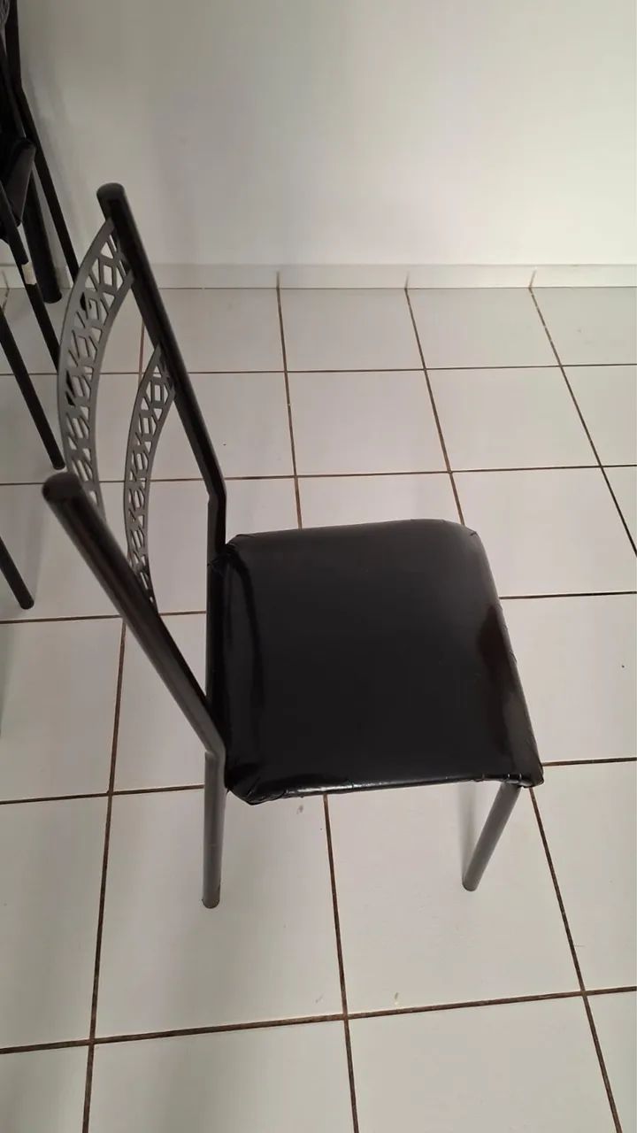 Vende-se linda mesa de jantar com 4 cadeiras - Foto 3