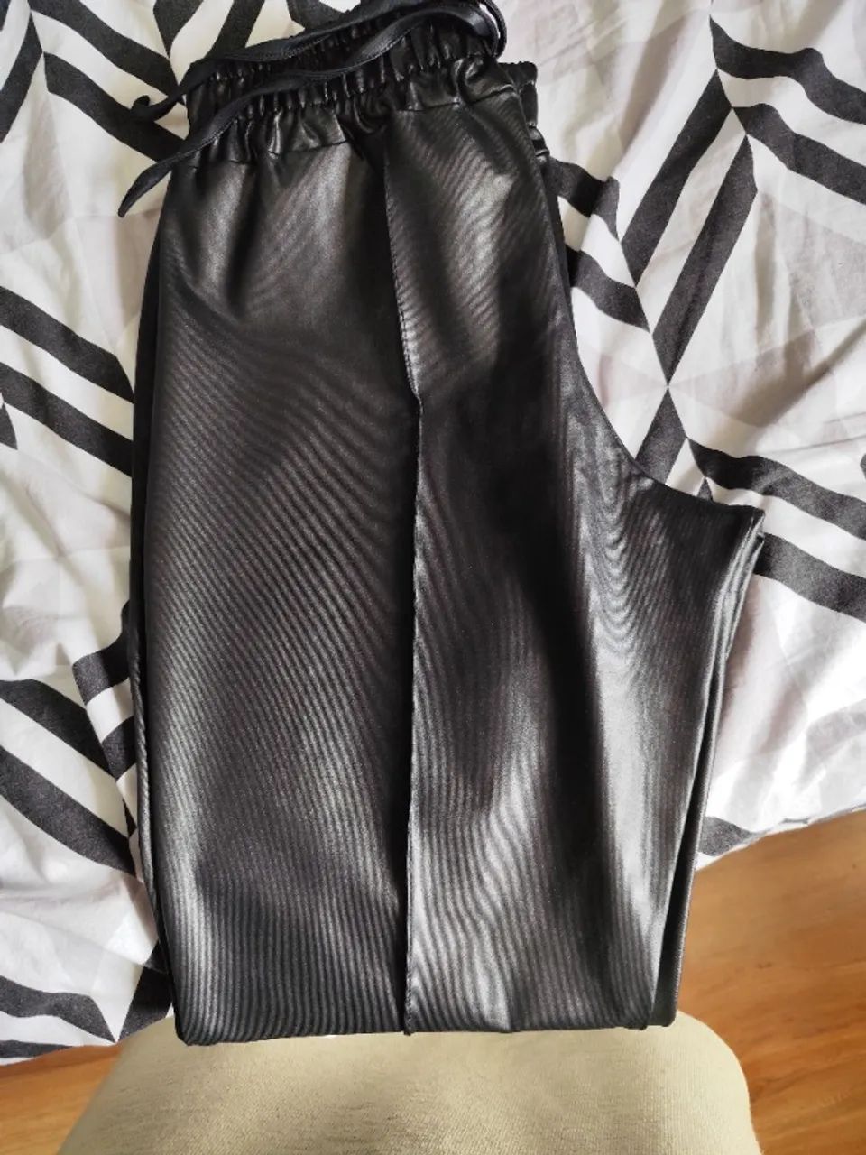 Calça em corino preta M - Nova  - Foto 3