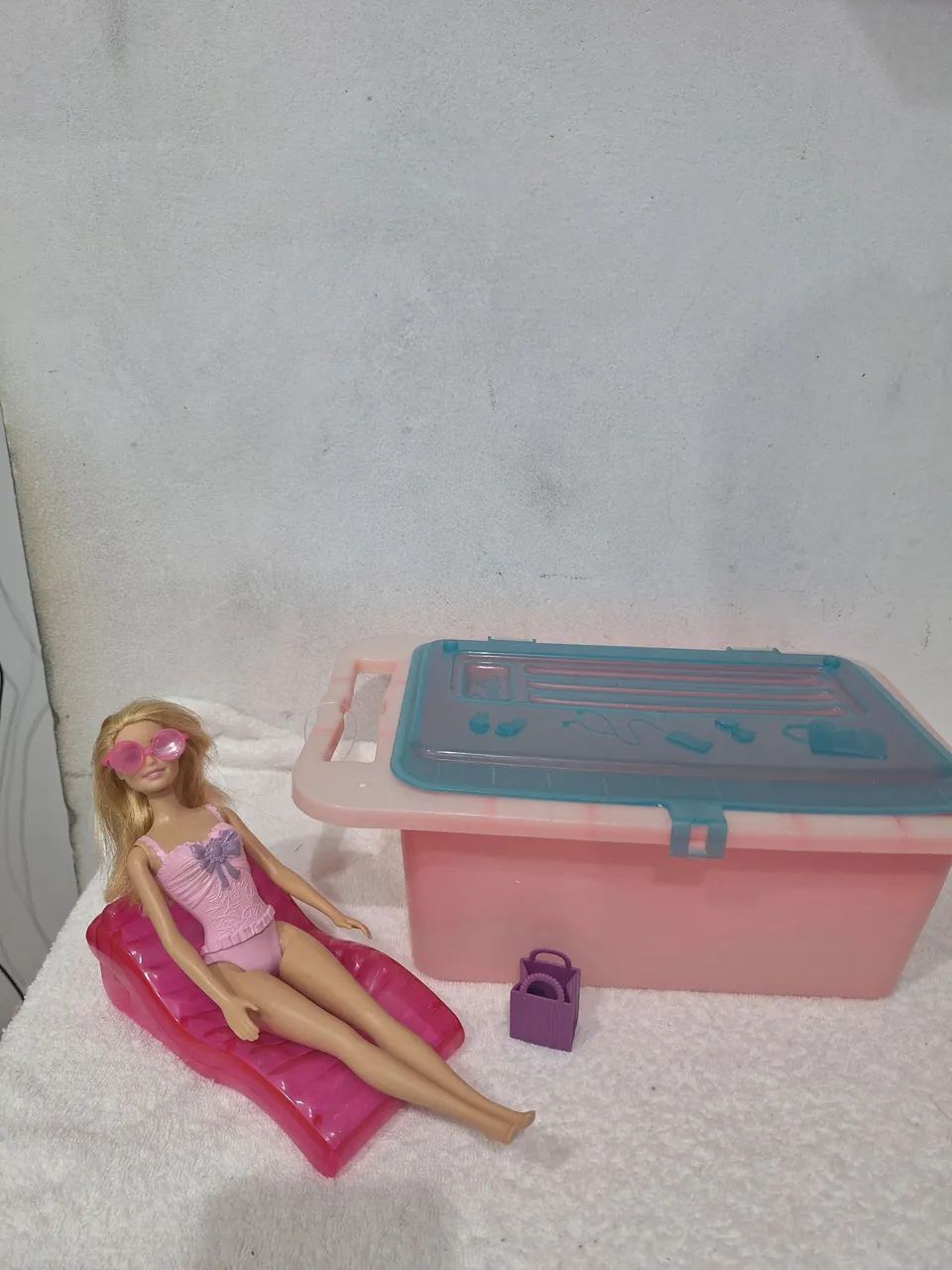 Boneca Barbie e piscina