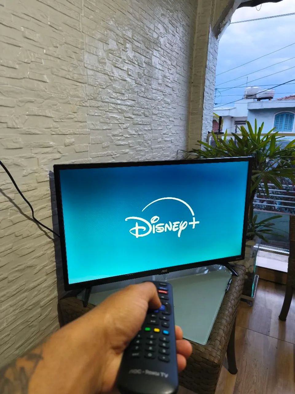 SMART TV 32 POLEGADAS ROKU IMPECÁVEL - Foto 2