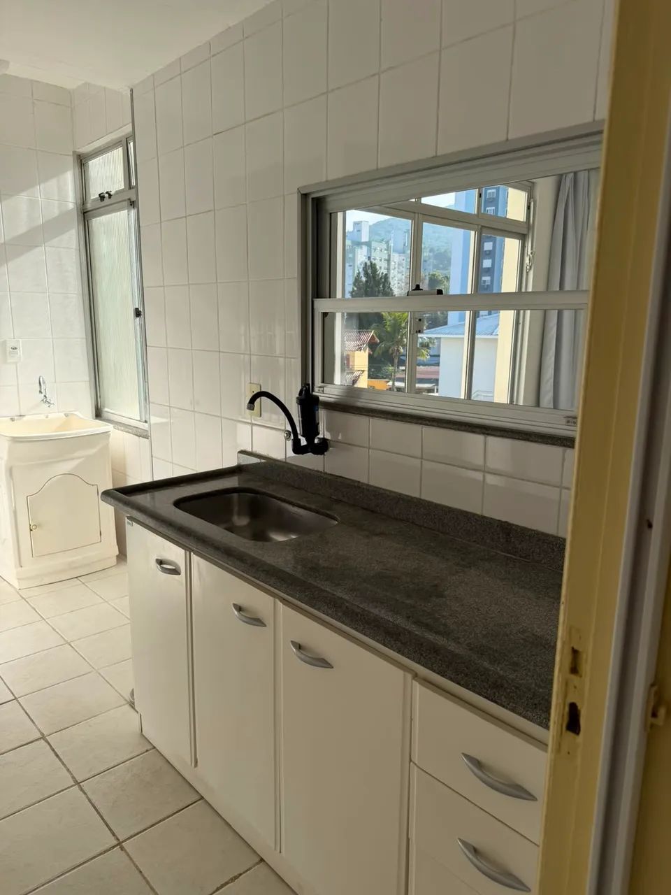 Apto 1 dormitório com ar-condicionado, 1bwc completo, sala, cozinha e área de serviço. Sem - Foto 4