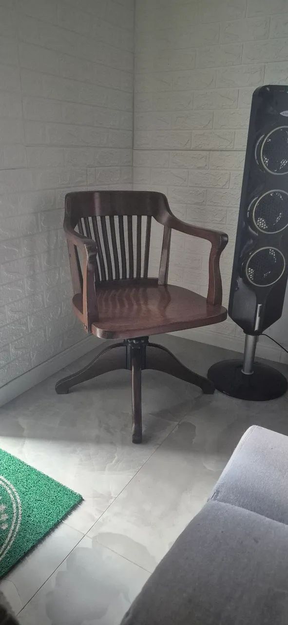 Cadeira com mais de 100 anos, perfeita com toda ferragem funcionando  - Foto 5