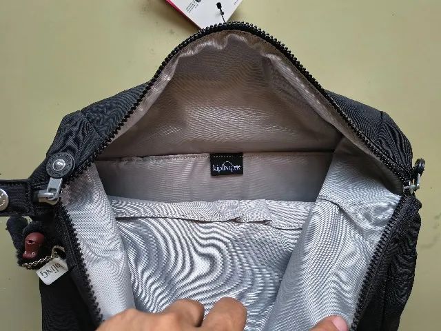Mochila Kipling preta super charmosa - Foto 3