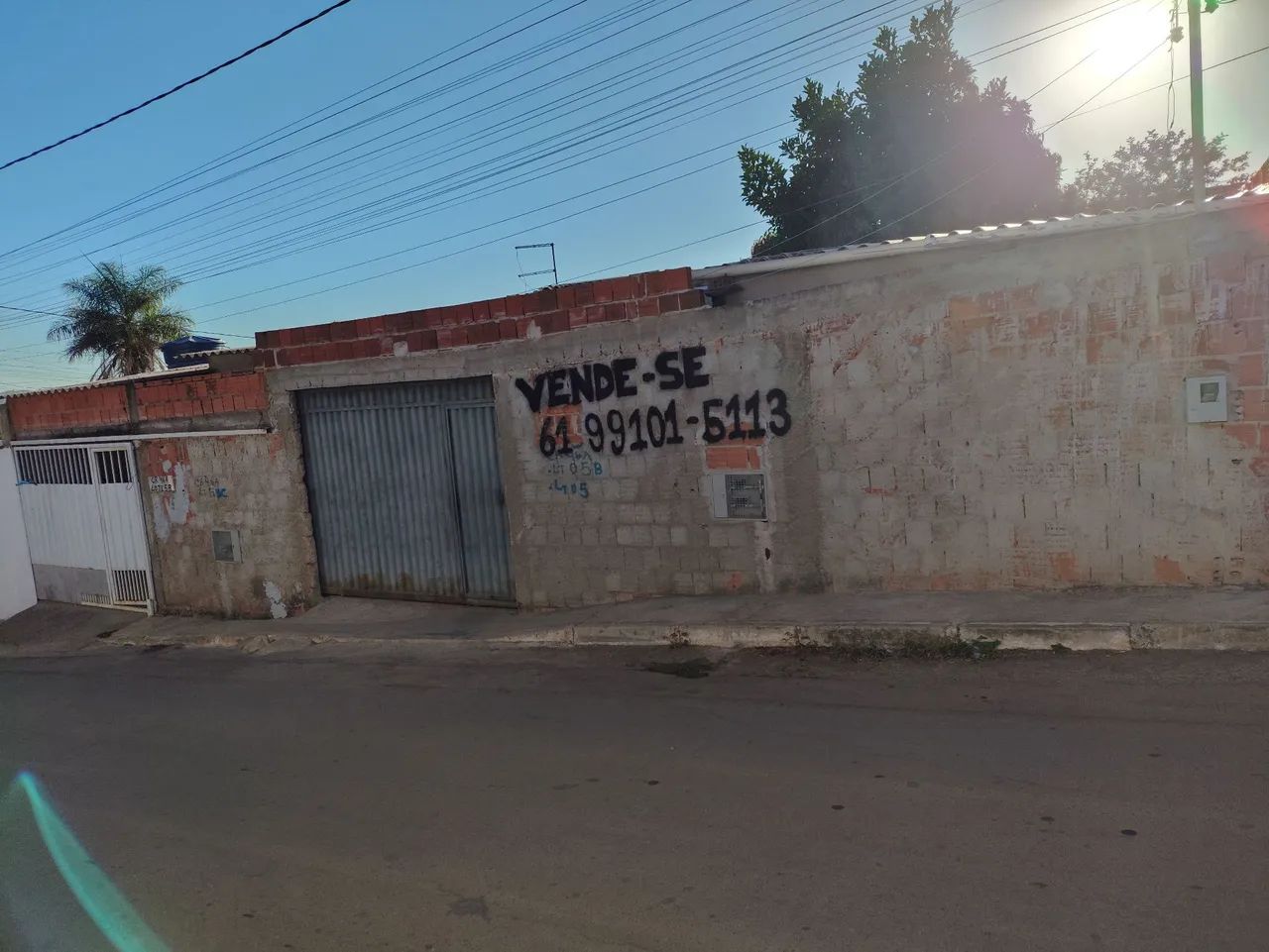 VENDE-SE LOTE COM 3 CASAS 