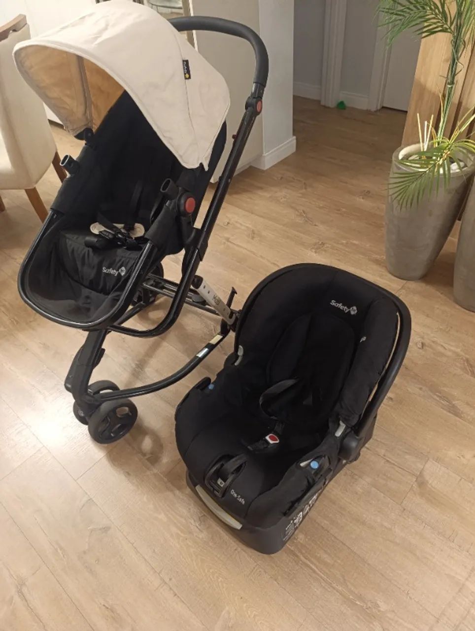 Carrinho de bebê com bebê conforto Safety. - Foto 2