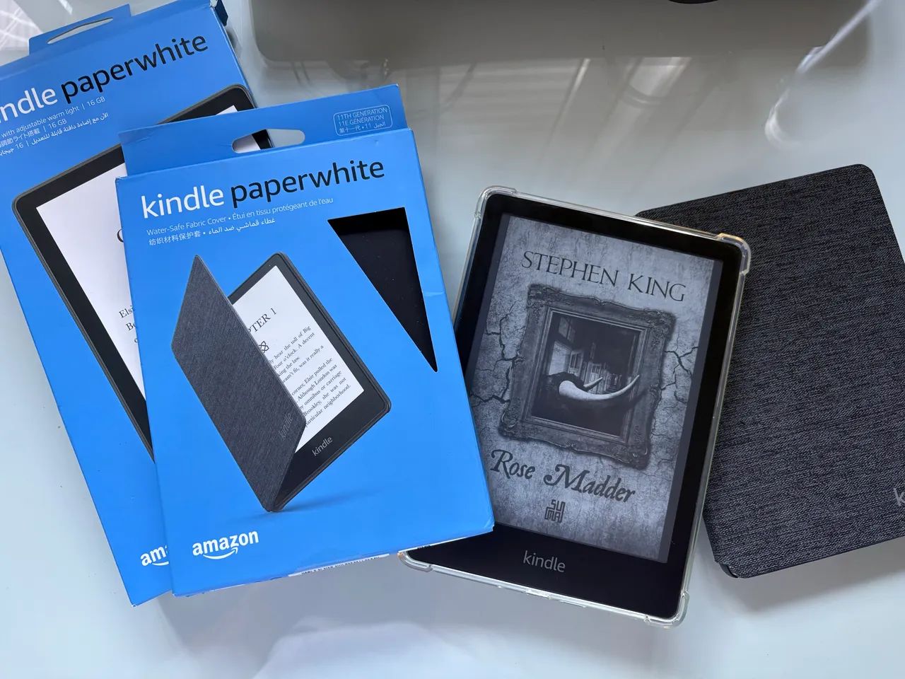 Kindle Paperwhite 16 GB 6,8 polegadas Luz Ajustável + 2 Capas