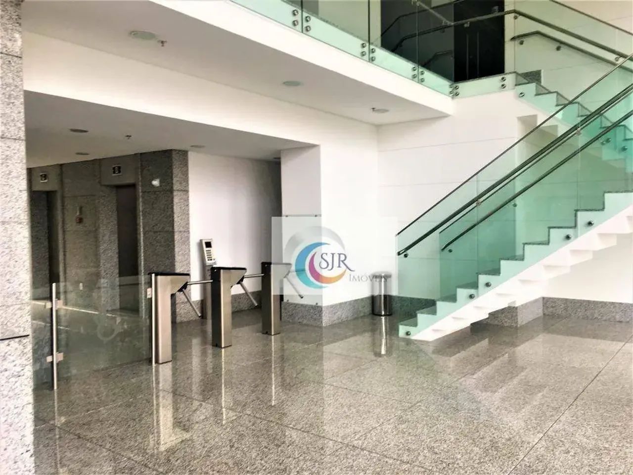 Conjunto comercial com 192m² em vão livre com 5 vagas de garagem! - Foto 9
