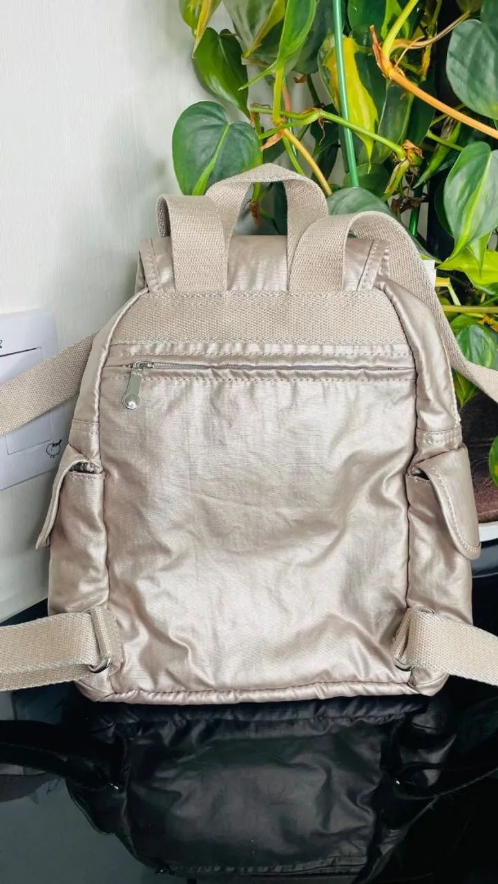 Bolsa kipling original, leve rcomprada no Japão com nf é linda e tem várias divisórias  - Foto 4