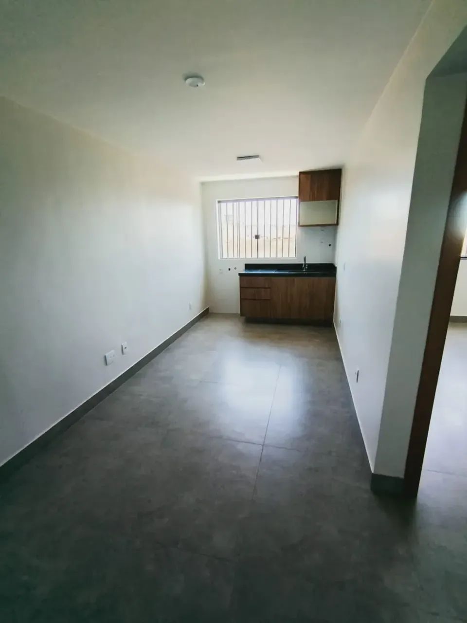 Excelente apto com 2 qts totalmente reformado localização previlegiada - Foto 2