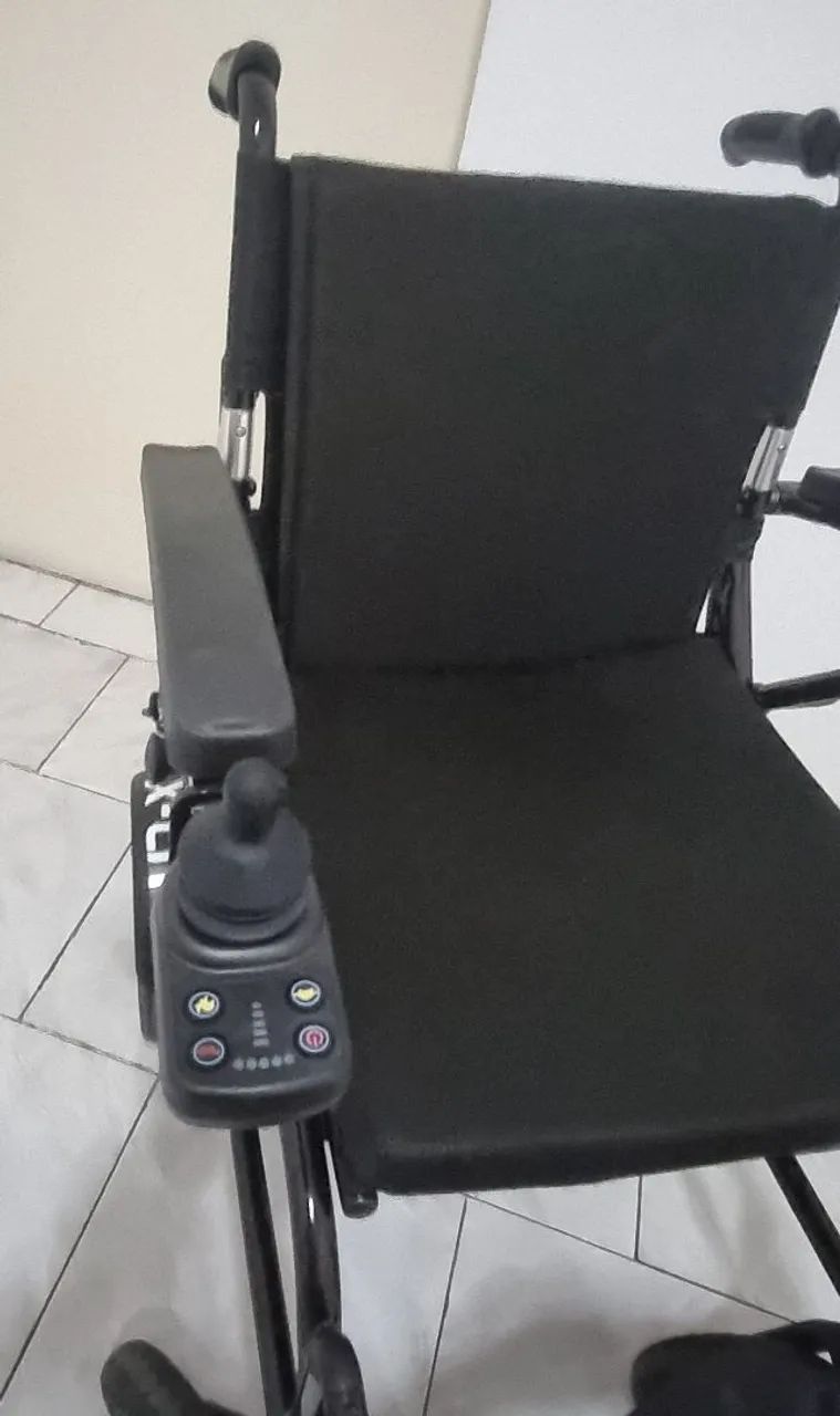 Cadeira de rodas motorizada moderna e leve - Foto 5