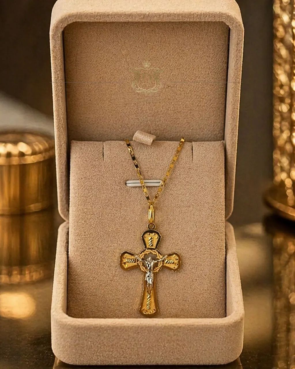 Crucifixo com Cristo em Ouro Branco 18K 750