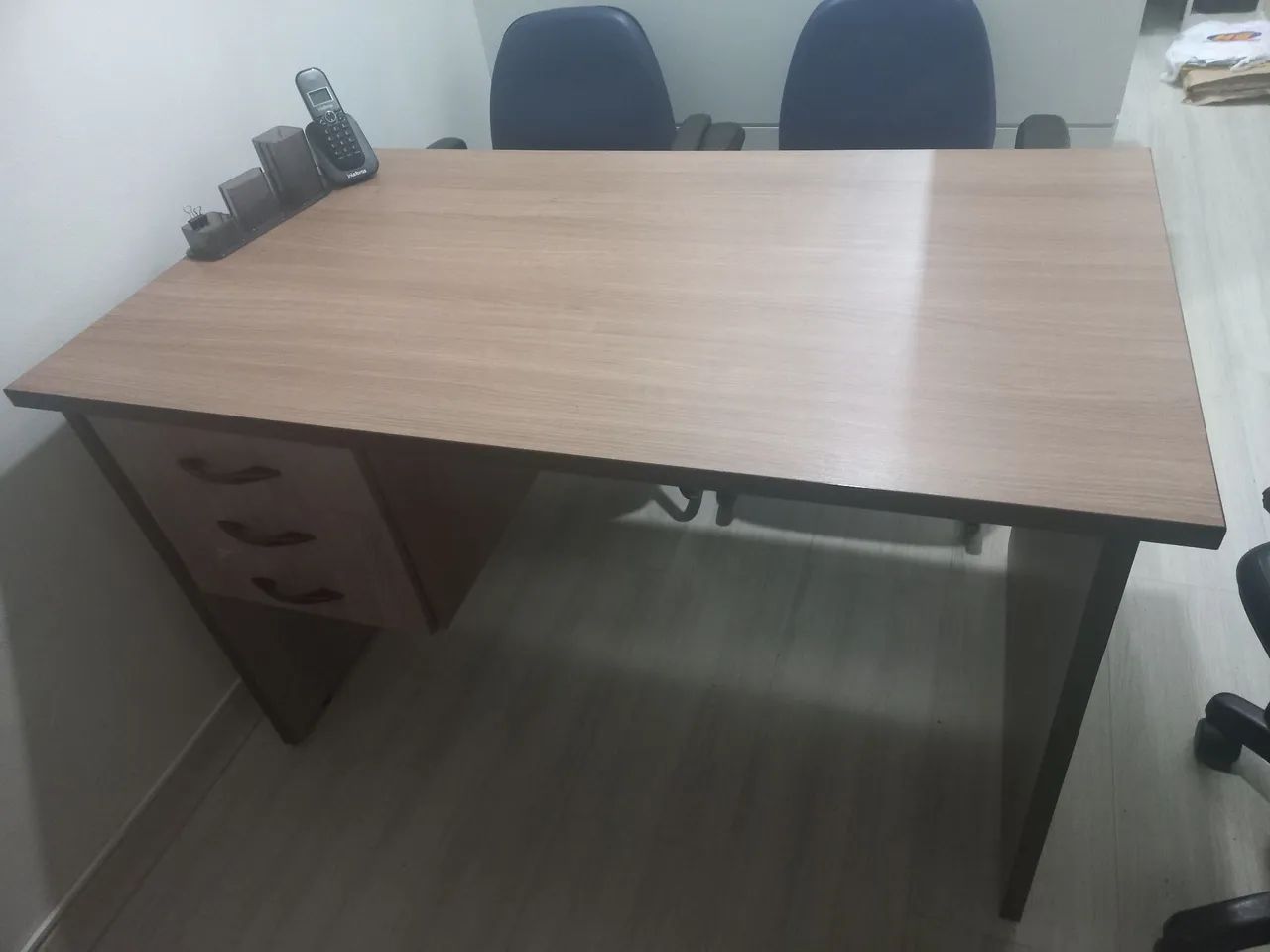 Mesa e armário baixo para escritório 