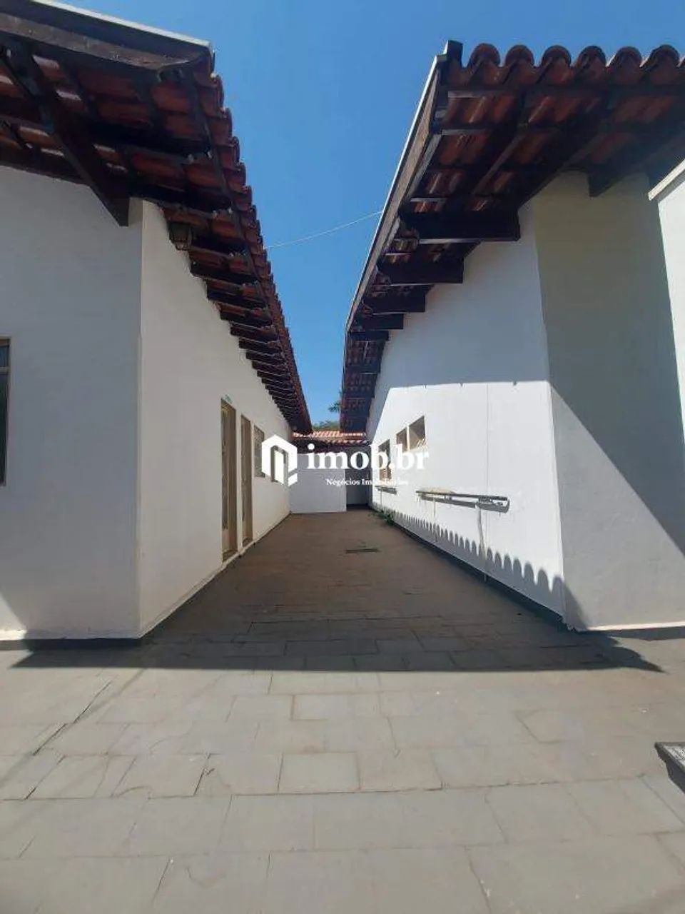 Casa para Locação no Bairro Mercês com 3 Suítes, Edícula e Garagem