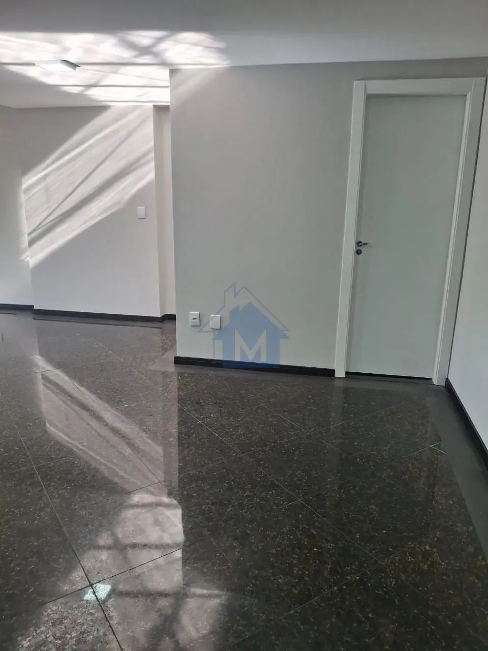 Sala Comercial em prédio comercial no Centro, com 1 Vaga de Garagem! - Foto 3