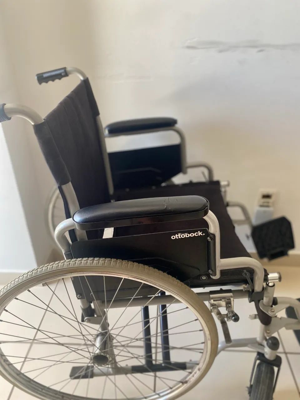 Vendo cadeira de rodas pouco usada - Foto 4