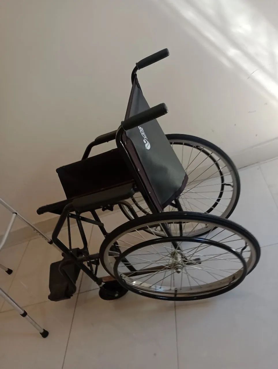 Vendo essa cadeira de roda por e 400 reais  - Foto 2