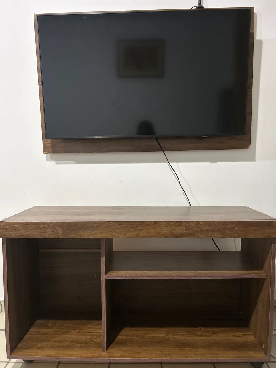 Rack amadeirado com painel para TV